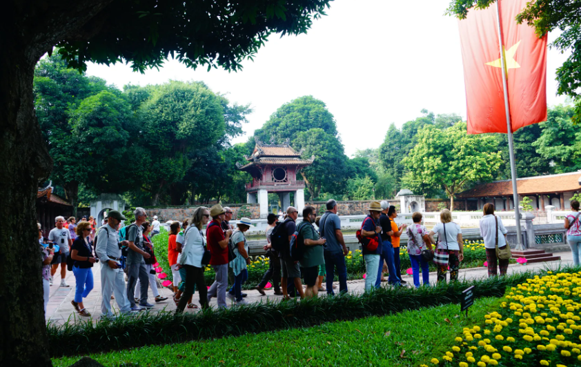 Khách du lịch tham quan Văn Miếu - Quốc Tử Giám. Ảnh: KT