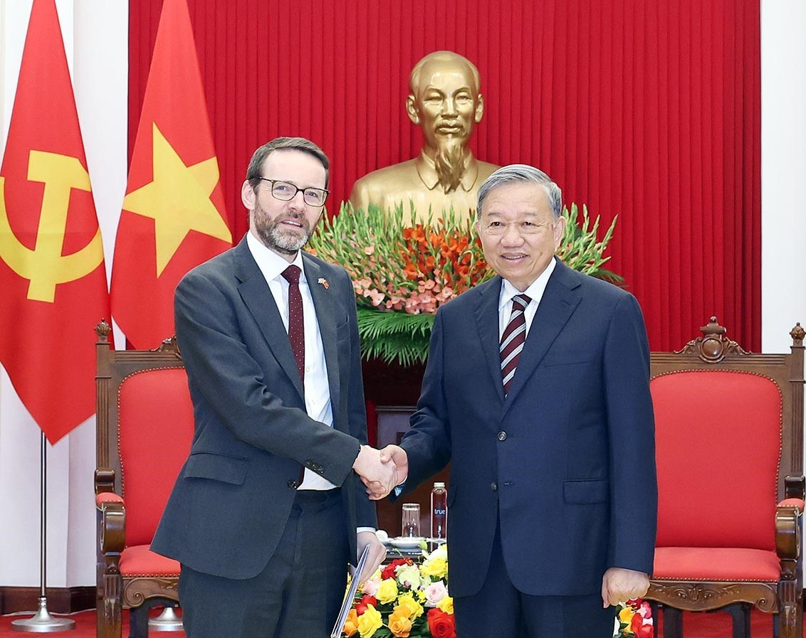 Tổng Bí thư Tô Lâm tiếp Đại sứ Anh tại Việt Nam Iain Frew hôm 17/10. Ảnh: TTXVN Tổng Bí thư Tô Lâm tiếp Đại sứ Anh tại Việt Nam Iain Frew hôm 17/10. Ảnh: TTXVN