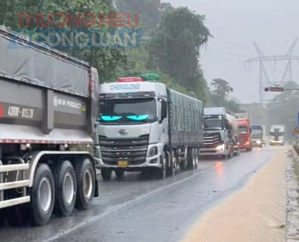 Rất nhiều xe bị kẹt trên đèo Lò Xo. Rất nhiều xe bị kẹt trên đèo Lò Xo.