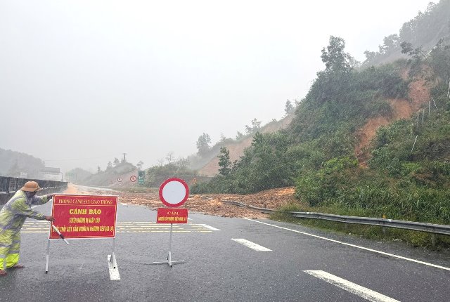 Cao tốc La Sơn – Túy Loan: Mưa lớn gây sạt lở, xuất hiện nhiều vết nứt, tạm đóng đường