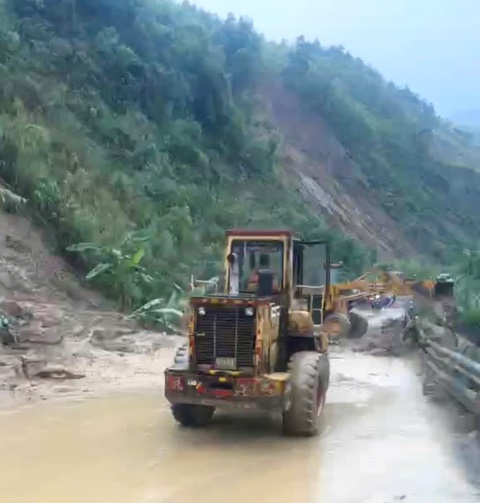 Đèo Lò Xo sạt lở nghiêm trọng, giao thông tê liệt