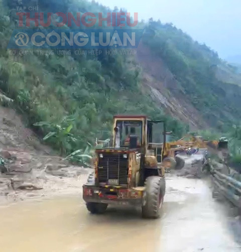 Đất đá từ sườn núi tràn ra đường đèo. Đất đá từ sườn núi tràn ra đường đèo.