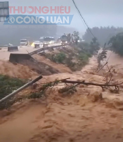 Cao tốc La Sơn – Túy Loan: Mưa lớn gây sạt lở, xuất hiện nhiều vết nứt, tạm đóng đường Cao tốc La Sơn – Túy Loan: Mưa lớn gây sạt lở, xuất hiện nhiều vết nứt, tạm đóng đường