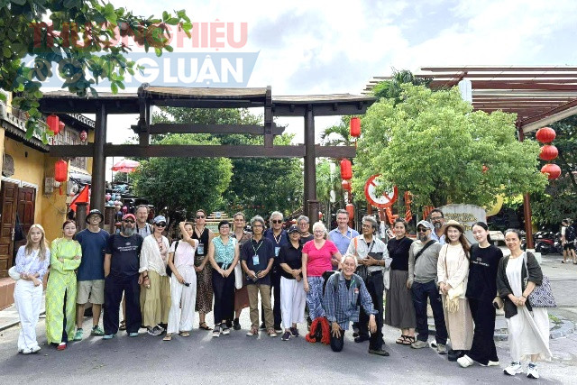 các thành viên tại trại sáng tác nghệ thuật quốc tế Heartbeat of Heritage. các thành viên tại trại sáng tác nghệ thuật quốc tế Heartbeat of Heritage.