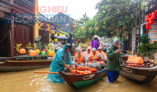 Lũ dâng nhanh Hội An khẩn cấp sơ tán khách du lịch. Lũ dâng nhanh Hội An khẩn cấp sơ tán khách du lịch.