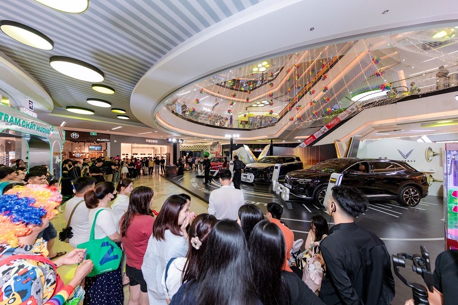 Ngày hội trải nghiệm và lái thử VF 7, VF 8, VF 9 được tổ chức tại Vạn Hạnh Mall trong 2 ngày 25-26/10, thu hút nhiều người tham gia lái thử và khách tham quan.