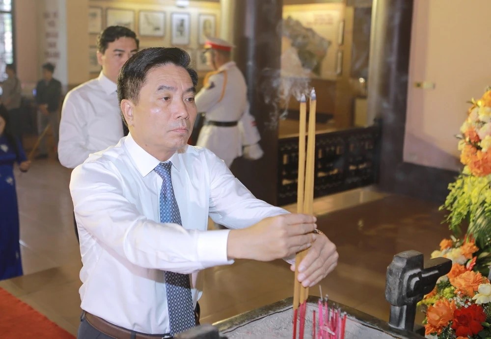 Bí thư Tỉnh ủy Nguyễn Doãn Anh thành kính dâng hương Chủ tịch Hồ Chí Minh.