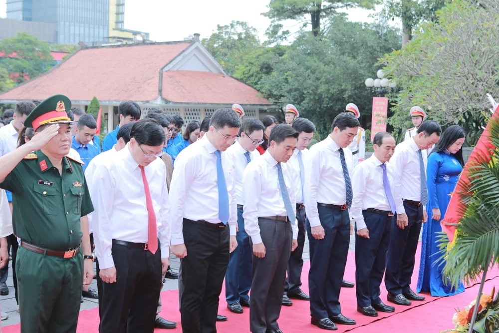 Đoàn đại biểu dự Đại hội Thi đua yêu nước tỉnh Thanh Hóa lần thứ XI dâng hương tưởng niệm Chủ tịch Hồ Chí Minh