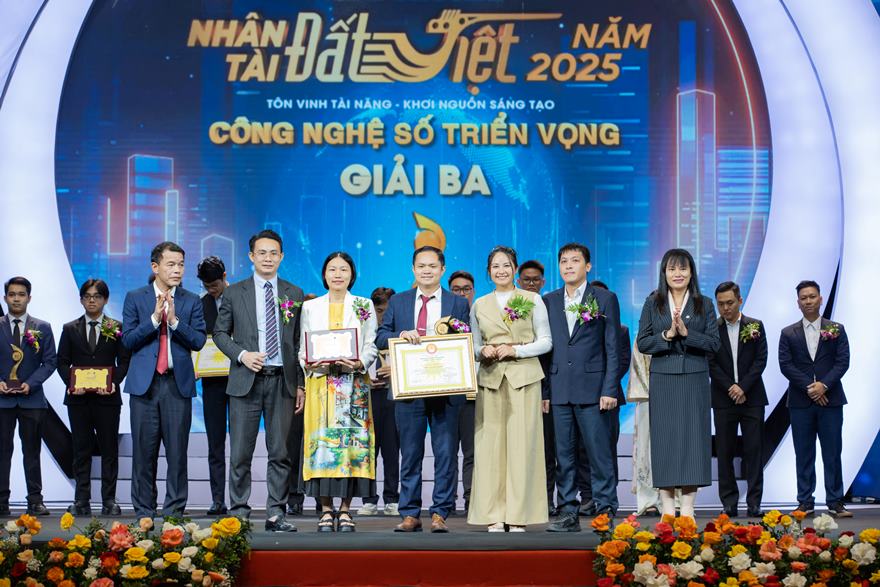 Đại diện lãnh đạo Agribank, bà Phùng Thị Bình - Phó Tổng Giám đốc Agribank trao Giải thưởng lĩnh vực Công nghệ số Đại diện lãnh đạo Agribank, bà Phùng Thị Bình - Phó Tổng Giám đốc Agribank trao Giải thưởng lĩnh vực Công nghệ số