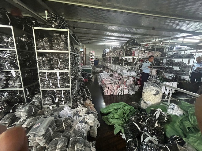 Quản lý thị trường Hà Nội triệt phá xưởng sản xuất quần áo giả thương hiệu YONEX quy mô lớn