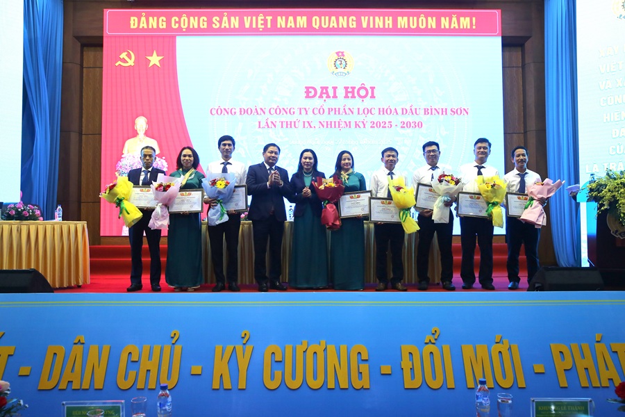 Công đoàn BSR khen thưởng cho 12 tập thể và 16 cá nhân “Đã có thành tích xuất sắc trong Phong trào công nhân viên chức lao động và xây dựng tổ chức Công đoàn vững mạnh”, giai đoạn 2023-2025 Công đoàn BSR khen thưởng cho 12 tập thể và 16 cá nhân “Đã có thành tích xuất sắc trong Phong trào công nhân viên chức lao động và xây dựng tổ chức Công đoàn vững mạnh”, giai đoạn 2023-2025