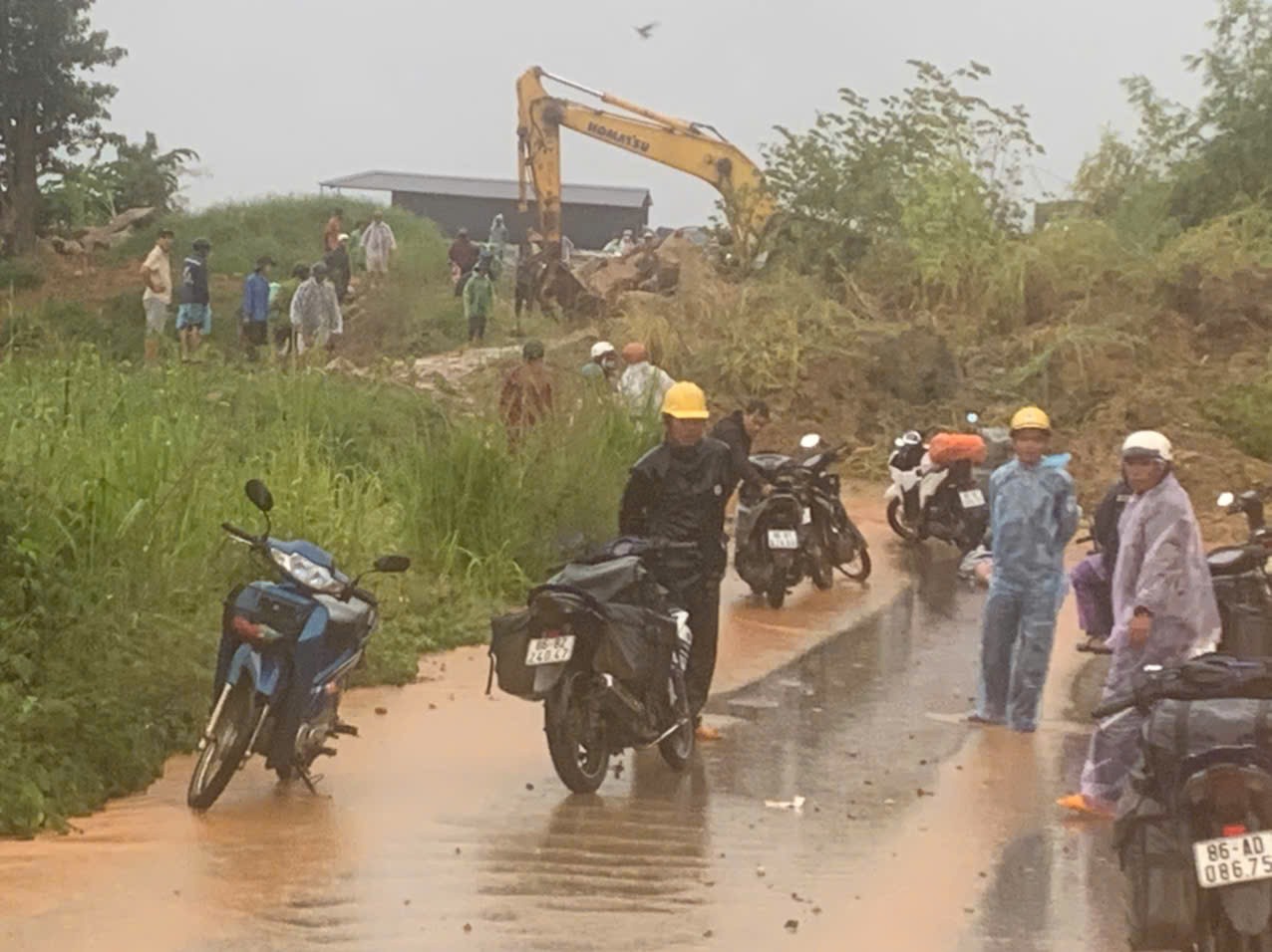 Hàng trăm khối đất đá sạt lở xuống đường trên đèo Đại Ninh. Ảnh: Công an cung cấp Hàng trăm khối đất đá sạt lở xuống đường trên đèo Đại Ninh. Ảnh: Công an cung cấp