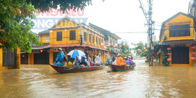 Mưa liên tục, thủy điện xả lũ khiến phố cổ Hội An ngập sâu, vùng ven sông Hoài gần 2 m, người dân và du khách phải dùng thuyền sơ tán. Mưa liên tục, thủy điện xả lũ khiến phố cổ Hội An ngập sâu, vùng ven sông Hoài gần 2 m, người dân và du khách phải dùng thuyền sơ tán.