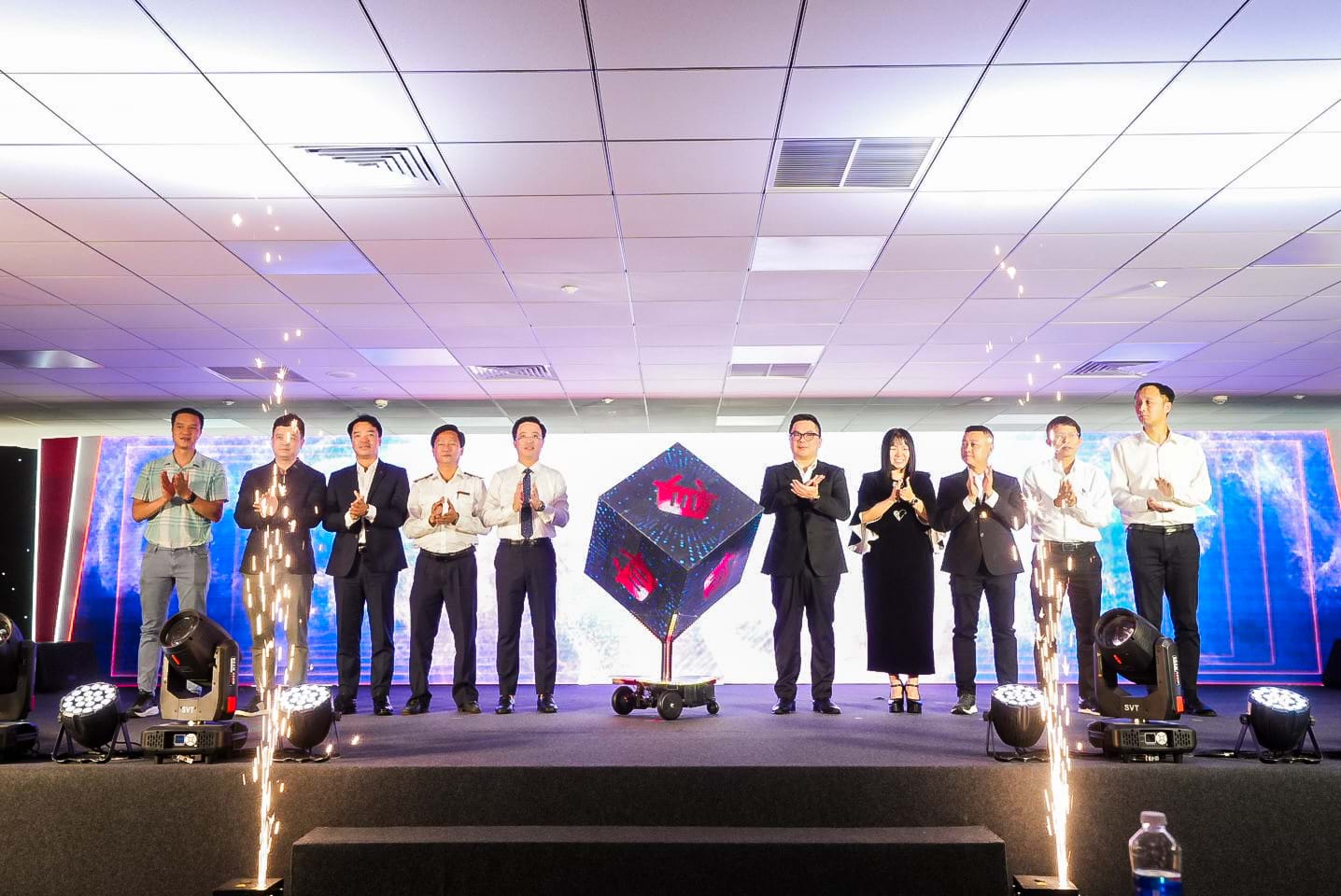 OneShop – hệ sinh thái thương mại số kết nối nhà sản xuất, nhà bán lẻ và tiểu thương Việt chính thức ra mắt. OneShop – hệ sinh thái thương mại số kết nối nhà sản xuất, nhà bán lẻ và tiểu thương Việt chính thức ra mắt.