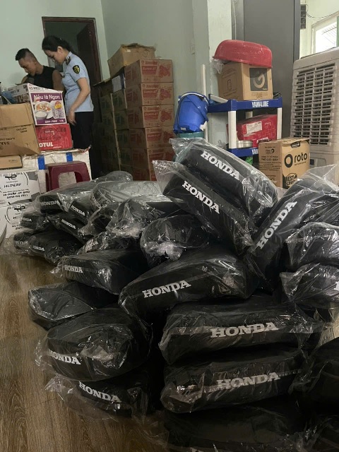 Cận cảnh lô hàng giả mạo nhãn hiệu HONDA. Ảnh: K.N Cận cảnh lô hàng giả mạo nhãn hiệu HONDA. Ảnh: K.N