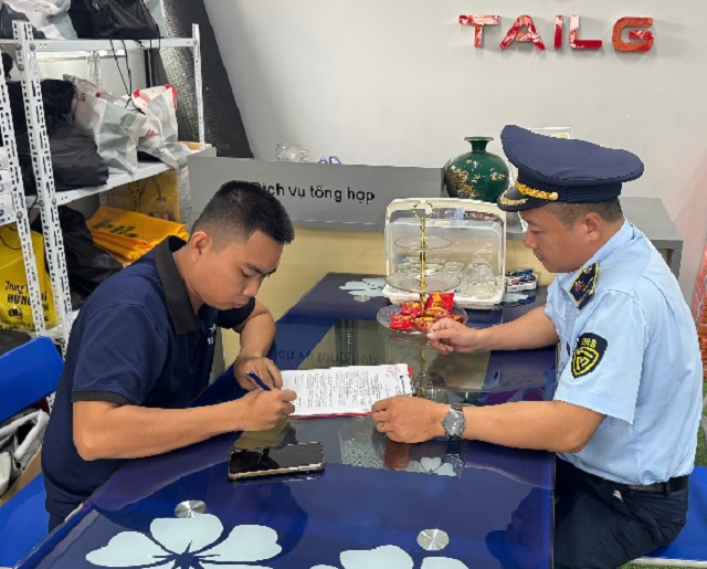 Đại diện Đội QLTT số 3 (bìa phải) thực hiện thủ tục lập biên bản xử lý. Ảnh: K-Ngọc Đại diện Đội QLTT số 3 (bìa phải) thực hiện thủ tục lập biên bản xử lý. Ảnh: K-Ngọc