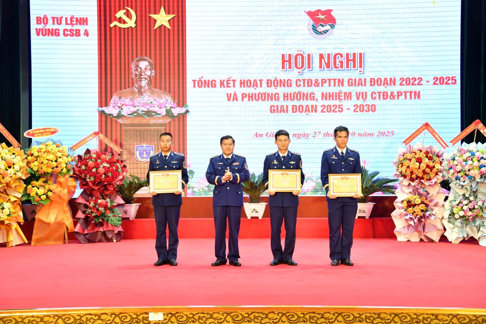 Đại tá Nguyễn Thái Dương, Ủy viên Ban Thường vụ Đảng ủy, Phó Chính ủy Bộ Tư lệnh Vùng trao thưởng cho các tập thể, cá nhân có thành tích tốt trong Công tác Đoàn và phong trào thanh niên giai đoạn 2022-2025.