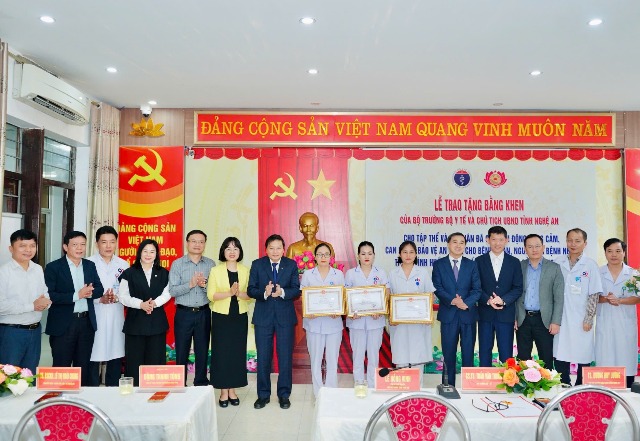 Bộ Y tế và UBND tỉnh Nghệ An khen thưởng tập thể, cá nhân dũng cảm cứu người tại Bệnh viện Sản Nhi Nghệ An
