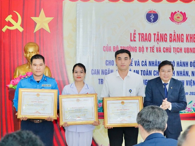 Chủ tịch Ủy ban nhân dân tỉnh Nghệ An Lê Hồng Vinh đã trao tặng Bằng khen cho 3 cá nhân: Điều dưỡng Phan Thị Oanh; ông Lưu Xuân Dũng và ông Trần Kim Quyền. Chủ tịch Ủy ban nhân dân tỉnh Nghệ An Lê Hồng Vinh đã trao tặng Bằng khen cho 3 cá nhân: Điều dưỡng Phan Thị Oanh; ông Lưu Xuân Dũng và ông Trần Kim Quyền.