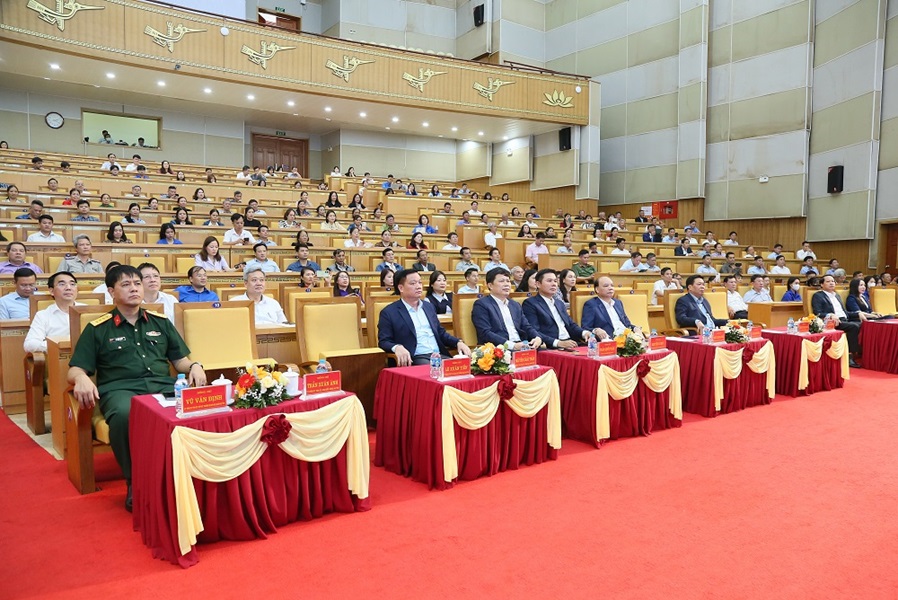 Các đại biểu dự lễ phát động thi đua. Các đại biểu dự lễ phát động thi đua.