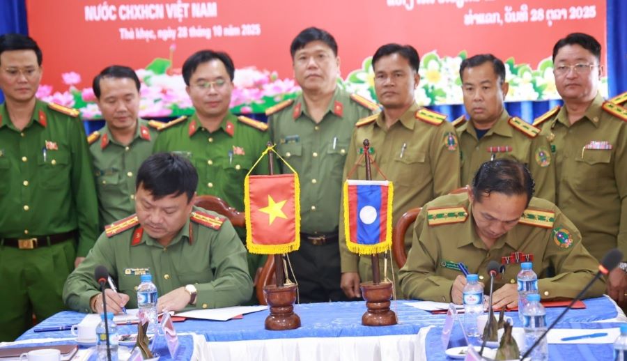 Công an 2 tỉnh Quảng Trị và Khăm Muồn ký kết biên bản hội nghị hợp tác đảm bảo an ninh trật tự. Công an 2 tỉnh Quảng Trị và Khăm Muồn ký kết biên bản hội nghị hợp tác đảm bảo an ninh trật tự.