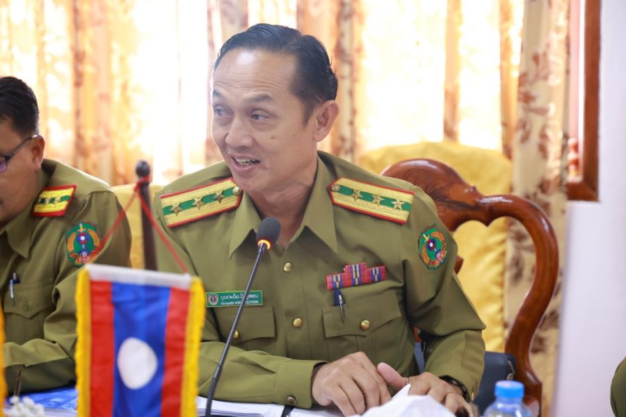 Đại tá Bun Pa Đit Vông Phu Thoon, Phó Giám đốc Công an tỉnh Khăm Muồn phát biểu tại hội nghị. Đại tá Bun Pa Đit Vông Phu Thoon, Phó Giám đốc Công an tỉnh Khăm Muồn phát biểu tại hội nghị.