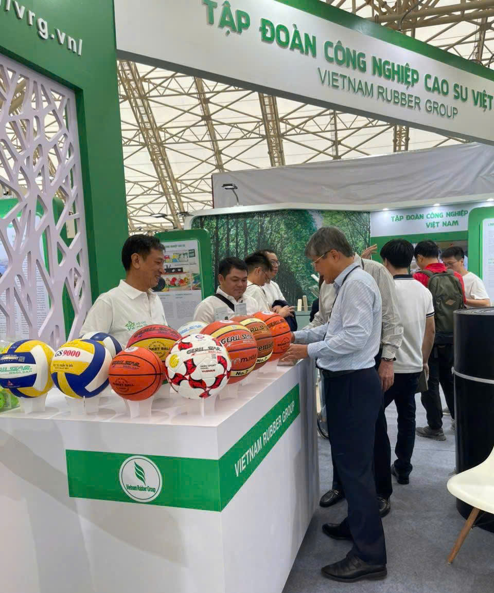 Chủ tịch HĐQT VRG Trần Công Kha tại các gian hàng của VRG