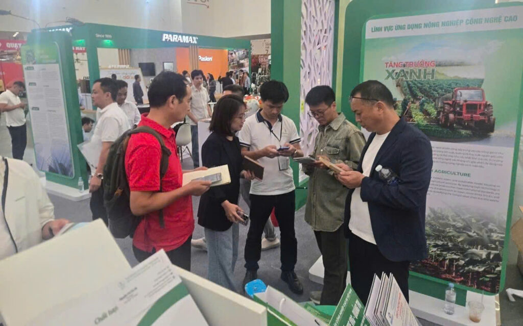 Khách tham quan kết nối tại các gian hàng VRG