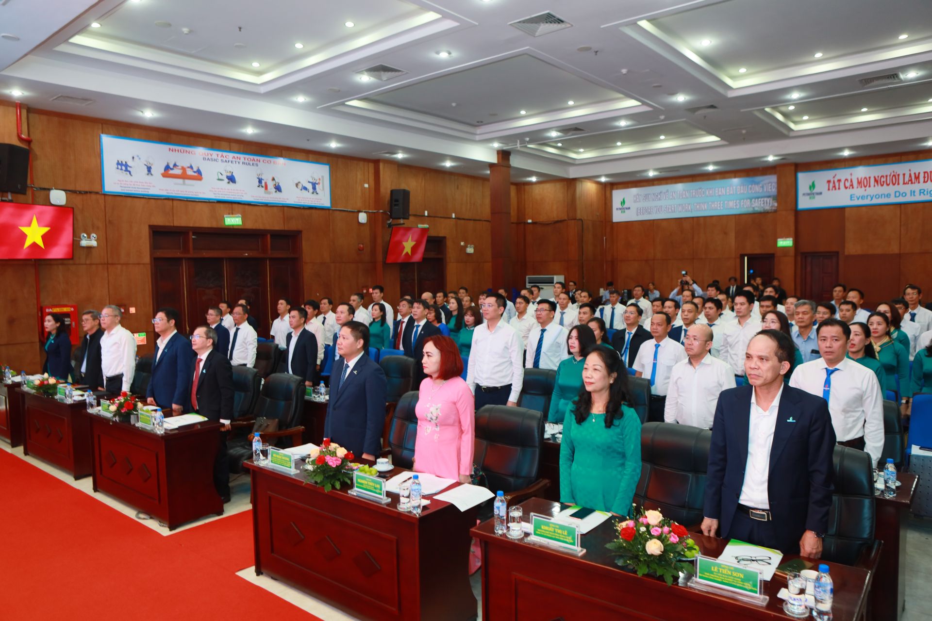 Đại hội có sự tham dự của Đồng chí Nghiêm Thùy Lan – Chủ tịch Công đoàn Tập đoàn Công nghiệp – Năng lượng Quốc gia Việt Nam; Đồng chí Bùi Ngọc Dương – Ủy viên Ban Thường vụ Đảng ủy Tập đoàn Công nghiệp – Năng lượng Quốc gia Việt Nam, Bí thư Đảng ủy, Chủ tịch Hội đồng Quản trị BSR Đại hội có sự tham dự của Đồng chí Nghiêm Thùy Lan – Chủ tịch Công đoàn Tập đoàn Công nghiệp – Năng lượng Quốc gia Việt Nam; Đồng chí Bùi Ngọc Dương – Ủy viên Ban Thường vụ Đảng ủy Tập đoàn Công nghiệp – Năng lượng Quốc gia Việt Nam, Bí thư Đảng ủy, Chủ tịch Hội đồng Quản trị BSR