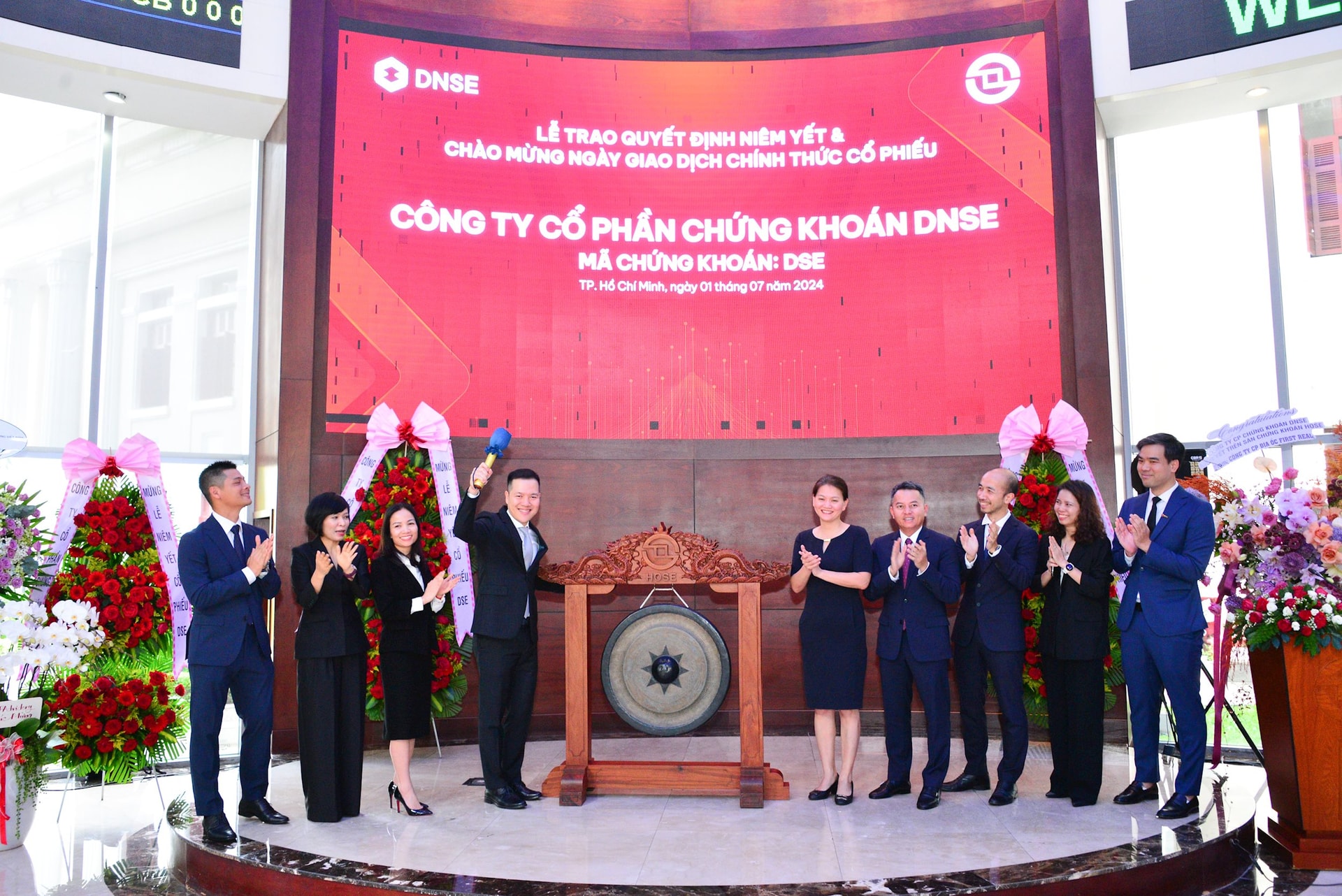 Ngày 1/7, Sở Giao dịch Chứng khoán TP. Hồ Chí Minh (HOSE) tổ chức lễ trao quyết định niêm yết cho Công ty Cổ phần Chứng khoán DNSE (mã chứng khoán: DSE) và đưa vào giao dịch chính thức 330 triệu cổ phiếu DSE với tổng giá trị niêm yết (theo mệnh giá) là 3.300 tỷ đồng. Ngày 1/7, Sở Giao dịch Chứng khoán TP. Hồ Chí Minh (HOSE) tổ chức lễ trao quyết định niêm yết cho Công ty Cổ phần Chứng khoán DNSE (mã chứng khoán: DSE) và đưa vào giao dịch chính thức 330 triệu cổ phiếu DSE với tổng giá trị niêm yết (theo mệnh giá) là 3.300 tỷ đồng.