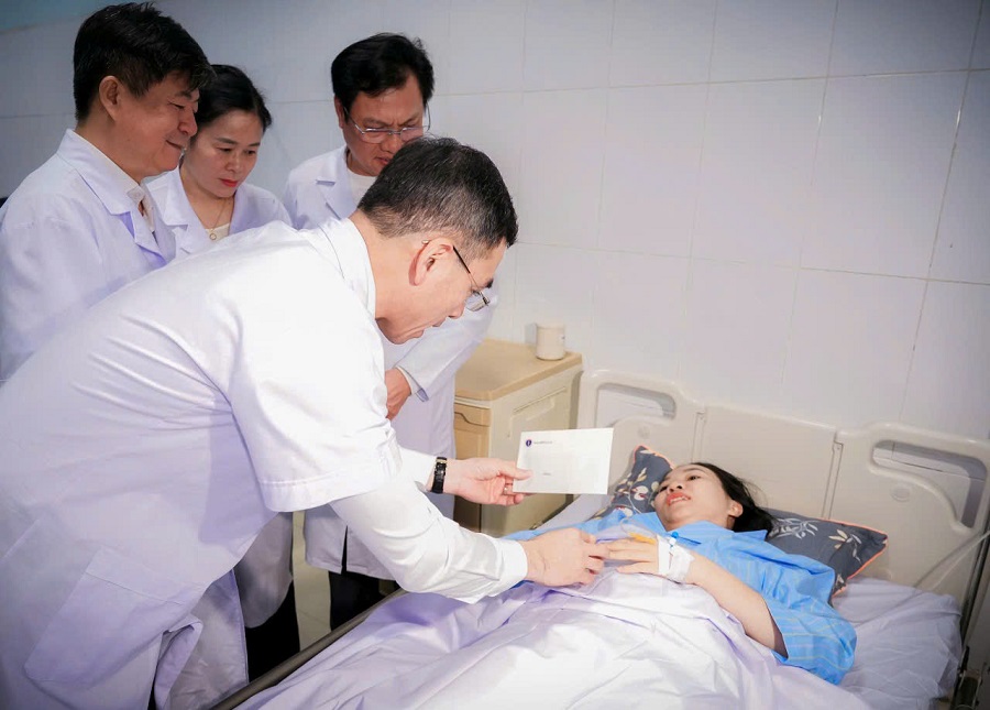 TS. BS Hà Anh Đức thăm hỏi, động viên nữ điều dưỡng đang điều trị tại Bệnh viện Hữu nghị Đa khoa Nghệ An. TS. BS Hà Anh Đức thăm hỏi, động viên nữ điều dưỡng đang điều trị tại Bệnh viện Hữu nghị Đa khoa Nghệ An.