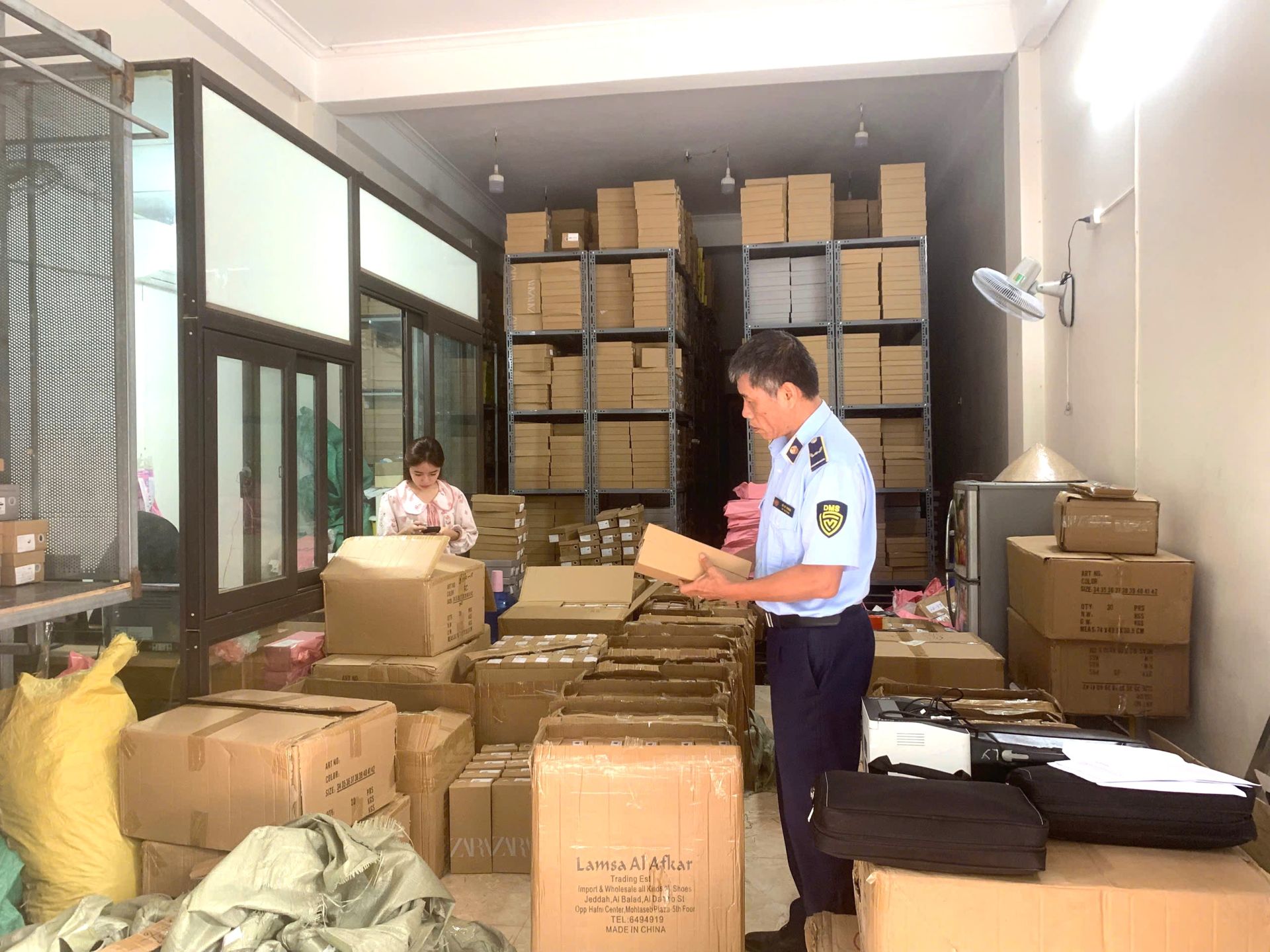 Lực lượng chức năng kiểm tra lô hàng hóa vi phạm Lực lượng chức năng kiểm tra lô hàng hóa vi phạm