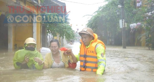Lực lượng Công an phường Hội An giúp đỡ người dân vượt qua đoạn đường ngập sâu trong chiều 27/10. Lực lượng Công an phường Hội An giúp đỡ người dân vượt qua đoạn đường ngập sâu trong chiều 27/10.