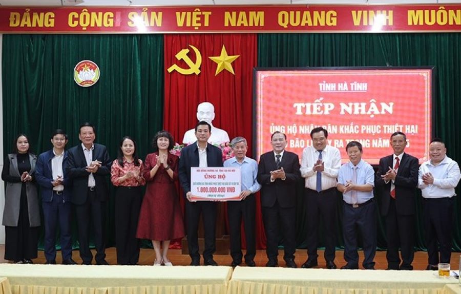 Hội đồng hương Hà Tĩnh tại Hà Nội hỗ trợ bà con tỉnh nhà 1 tỷ đồng khắc phục hậu quả thiên tai