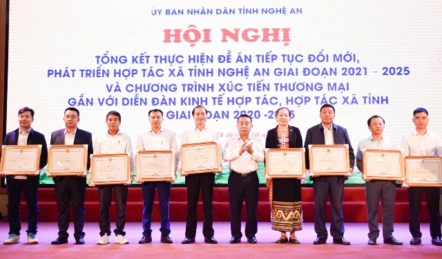 Phó Chủ tịch UBND tỉnh Nguyễn Văn Đệ trao tặng Bằng khen của UBND tỉnh cho các tập thể. Phó Chủ tịch UBND tỉnh Nguyễn Văn Đệ trao tặng Bằng khen của UBND tỉnh cho các tập thể.