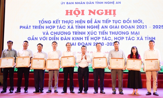 Phó Chủ tịch UBND tỉnh Nguyễn Văn Đệ trao tặng Bằng khen của UBND tỉnh cho các cá nhân. Phó Chủ tịch UBND tỉnh Nguyễn Văn Đệ trao tặng Bằng khen của UBND tỉnh cho các cá nhân.