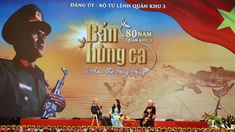 Thượng tướng Nguyễn Thế Trị và Anh hùng lực lượng vũ trang Nhân dân Trương Thị Tám phát biểu giao lưu với cán bộ, chiến sĩ lực lượng vũ trang Quân khu 3. Thượng tướng Nguyễn Thế Trị và Anh hùng lực lượng vũ trang Nhân dân Trương Thị Tám phát biểu giao lưu với cán bộ, chiến sĩ lực lượng vũ trang Quân khu 3.