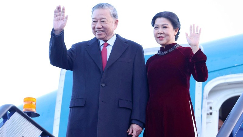 Tổng Bí thư Tô Lâm và Phu nhân đến London, bắt đầu chuyến thăm chính thức Liên hiệp Vương quốc Anh và Bắc Ireland. (Ảnh: THỐNG NHẤT/TTXVN)