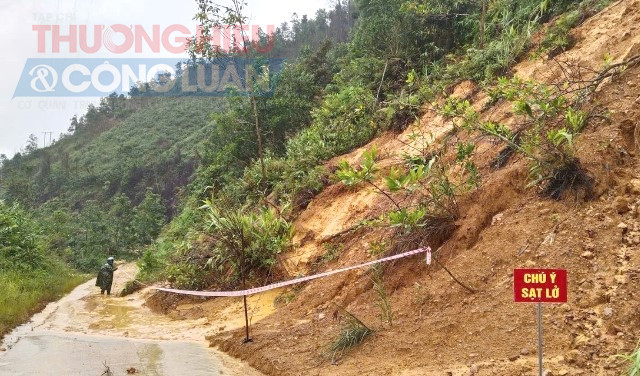 Mưa lớn đang gây sạt lở nhiều nơi ở miền núi Đà Nẵng. Mưa lớn đang gây sạt lở nhiều nơi ở miền núi Đà Nẵng.