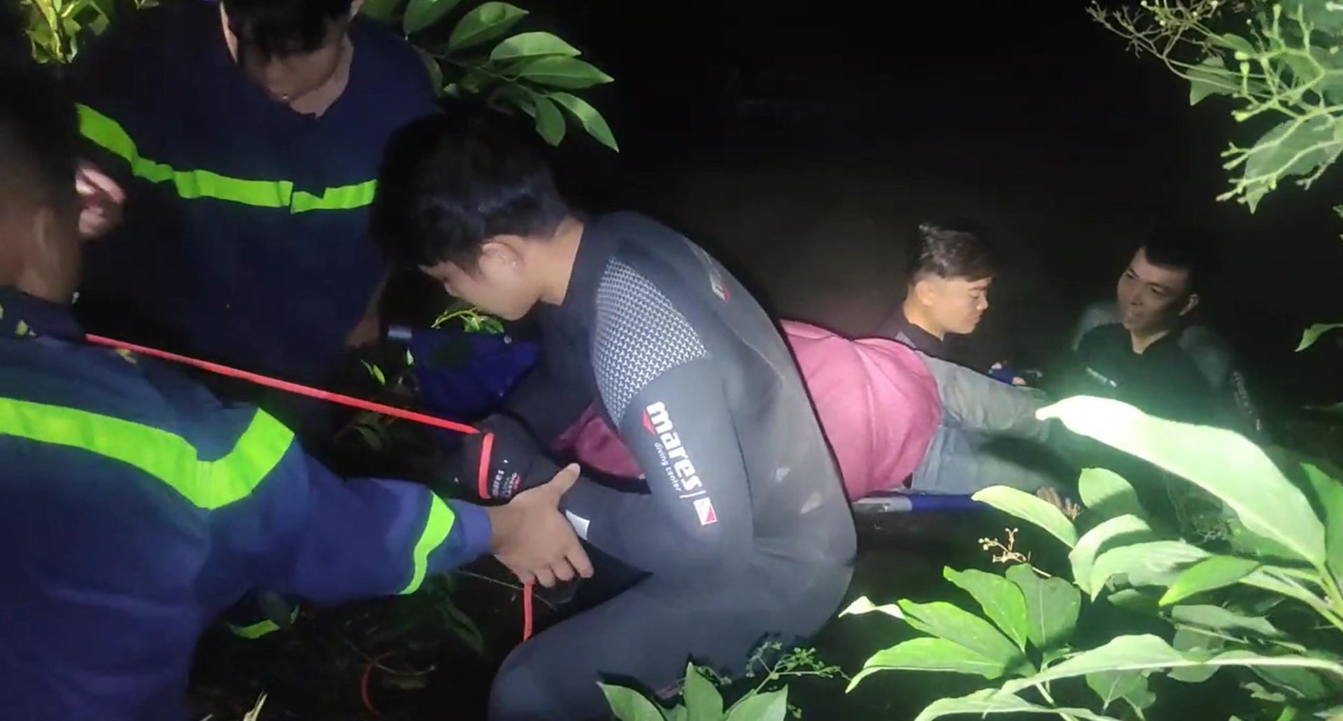 Công an Hải Phòng cứu nạn một trường hợp mất tích dưới mương nước