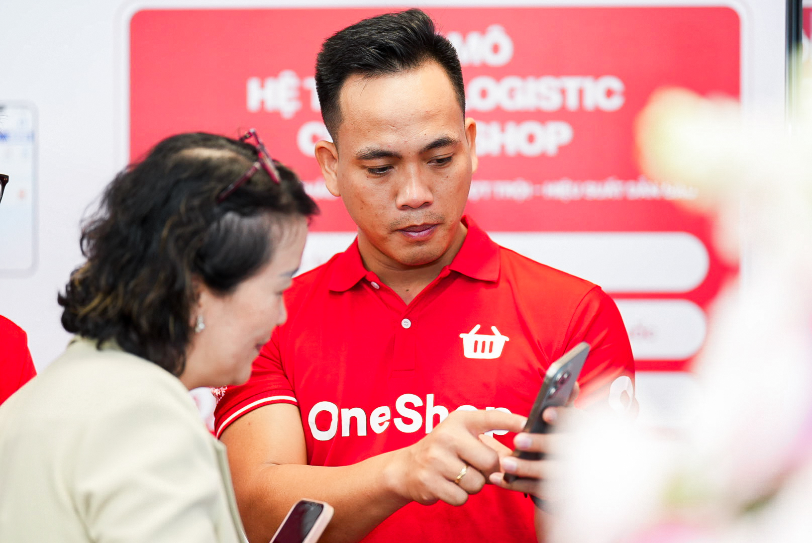 Với mục tiêu “Mỗi tiệm nhỏ trở thành một cửa hàng số”, OneShop khẳng định cam kết không để ai bị bỏ lại phía sau trong tiến trình chuyển đổi số quốc gia Với mục tiêu “Mỗi tiệm nhỏ trở thành một cửa hàng số”, OneShop khẳng định cam kết không để ai bị bỏ lại phía sau trong tiến trình chuyển đổi số quốc gia