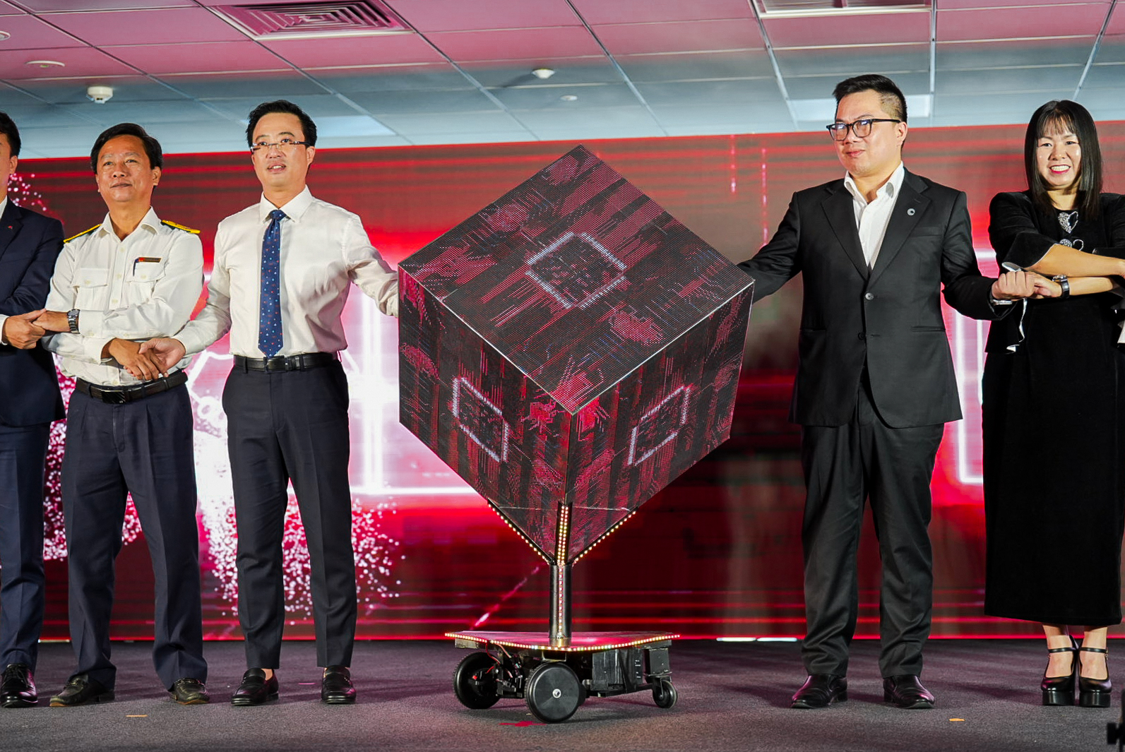 One Mount Group ra mắt OneShop – nền tảng thương mại số dành cho tiểu thương Việt Nam