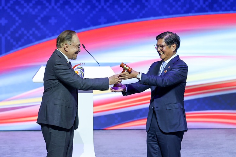 Tổng thống Philippines Ferdinand Marcos Jr. tiếp nhận vai trò Chủ tịch ASEAN năm 2026 từ Thủ tướng Malaysia - Ảnh: VGP/Nhật Bắc Tổng thống Philippines Ferdinand Marcos Jr. tiếp nhận vai trò Chủ tịch ASEAN năm 2026 từ Thủ tướng Malaysia - Ảnh: VGP/Nhật Bắc