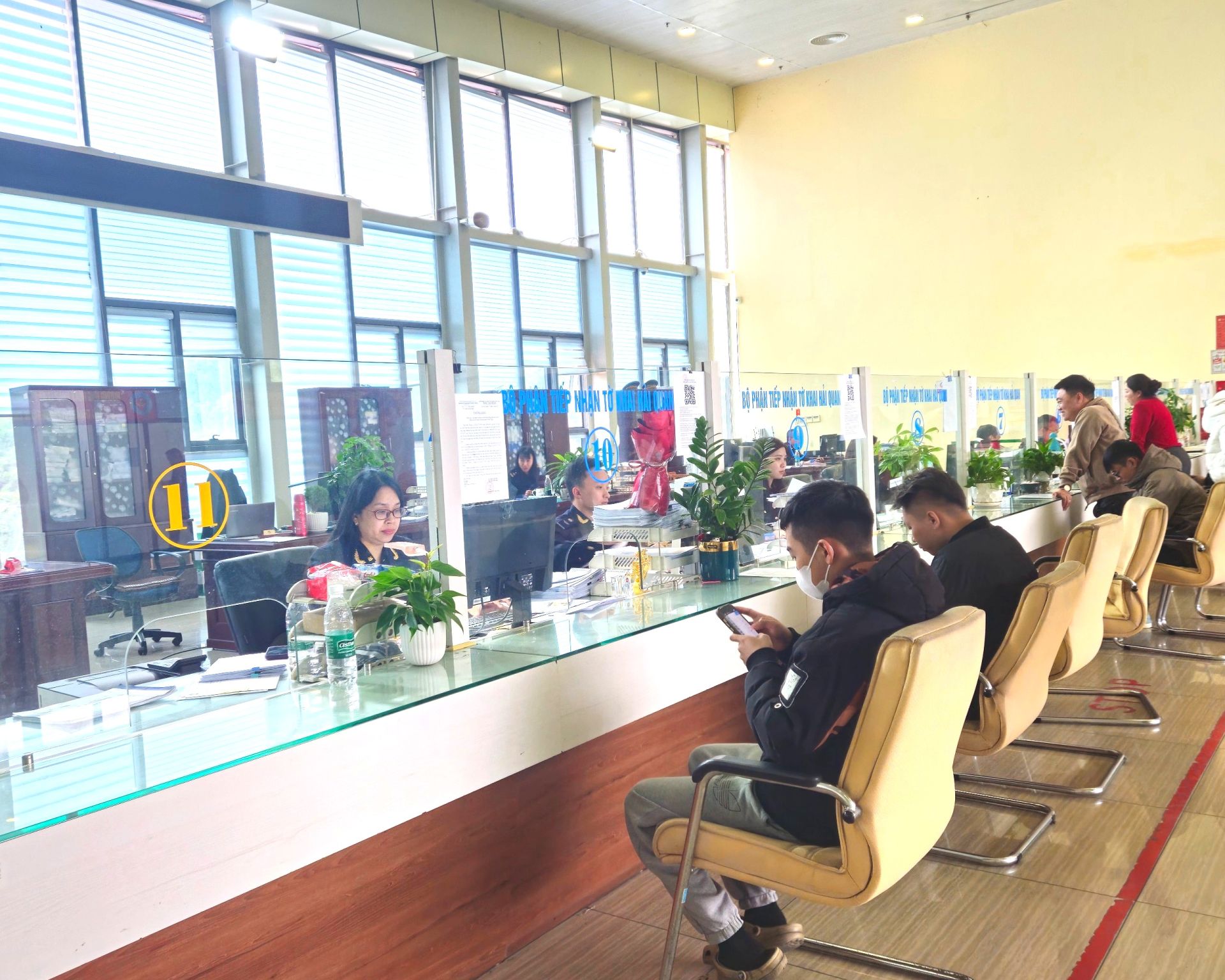 Lực lượng Hải quan cửa khẩu quốc tế Hữu Nghị thực hiện thủ tục Lực lượng Hải quan cửa khẩu quốc tế Hữu Nghị thực hiện thủ tục