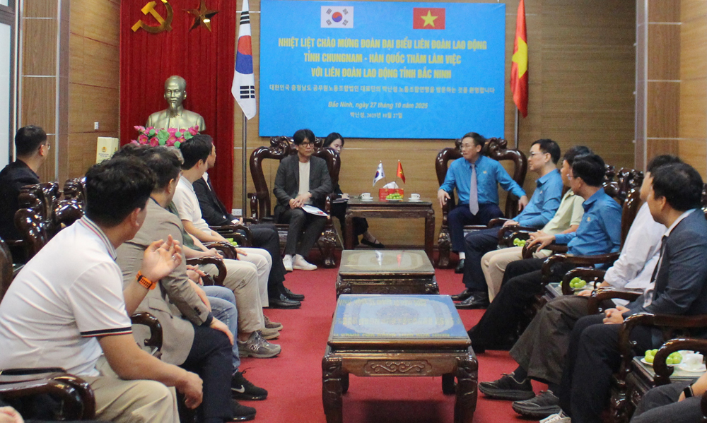 Quang cảnh buổi làm việc. Quang cảnh buổi làm việc.