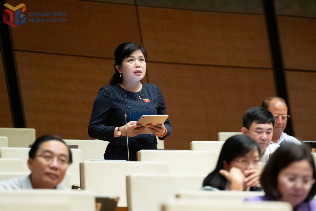 Đại biểu Nguyễn Thị Thu Hà, Phó trưởng Đoàn ĐBQH tỉnh Quảng Ninh phát biểu thảo luận. Đại biểu Nguyễn Thị Thu Hà, Phó trưởng Đoàn ĐBQH tỉnh Quảng Ninh phát biểu thảo luận.