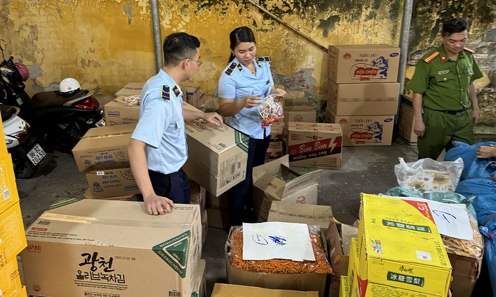 Lực lượng Quản lý thị trường kiểm tra hàng hóa không rõ nguồn gốc, xuất xứ. Lực lượng Quản lý thị trường kiểm tra hàng hóa không rõ nguồn gốc, xuất xứ.