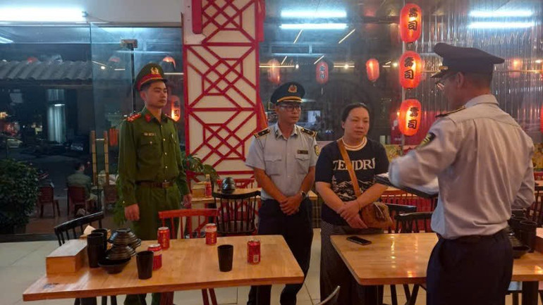 Lực lượng chức năng kiểm tra Cửa hàng đồ nướng Trung Hoa-Tạp dề 3, phố Tấn Mài, phường Bãi Cháy. Lực lượng chức năng kiểm tra Cửa hàng đồ nướng Trung Hoa-Tạp dề 3, phố Tấn Mài, phường Bãi Cháy.