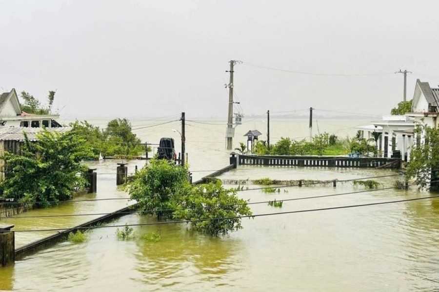 Nhiều khu vực tại các xã Diên Sanh, nam Hải Lăng bị ngập sâu. Nhiều khu vực tại các xã Diên Sanh, nam Hải Lăng bị ngập sâu.