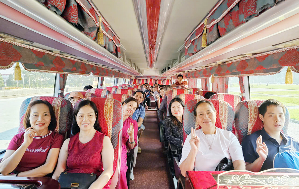 Người dân Bắc Ninh trên chuyến xe đưa đón miễn phí đi tham gia Hội chợ Mùa thu. Người dân Bắc Ninh trên chuyến xe đưa đón miễn phí đi tham gia Hội chợ Mùa thu.